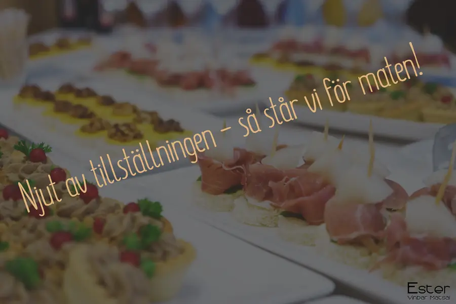 Catering upplagd på fat — kanapéer med skinka och tomat